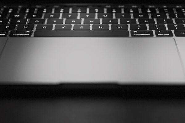 HP邏譚・a-laptop-keyboard-brightly-lit no.4　developing support