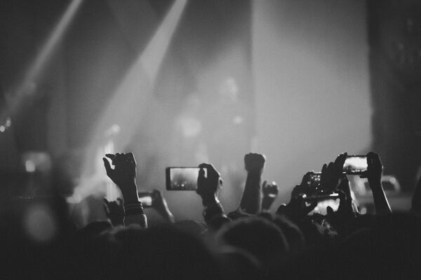 HP邏譚・audience-members-hold-up-mobile-phones-filming-a-concert no.6 event