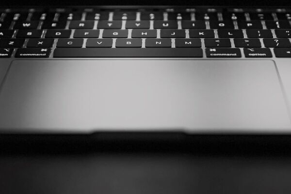 HP邏譚・a-laptop-keyboard-brightly-lit no.4　developing support resize