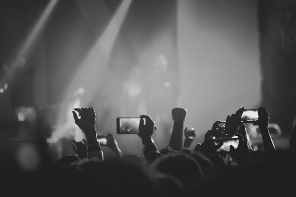 HP邏譚・audience-members-hold-up-mobile-phones-filming-a-concert no.6 event resize